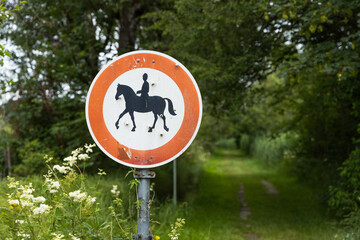 Verkehrszeichen kennzeichnet Reitverbot