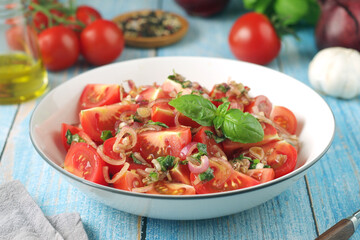 A bowl with Romanian tomato salad de Rosii