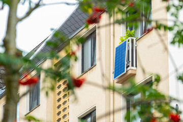 Balkonkraftwerk an einem Balkon eines Hauses in Düsseldorf, Deutschland