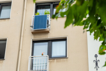 Balkonkraftwerk an einem Balkon eines Hauses in Düsseldorf, Deutschland
