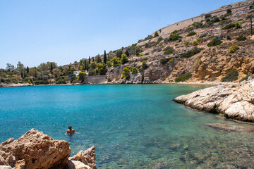 Crique Grecque entourée d'eau azur 