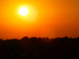 Obraz premium Ein Sonnenaufgang über dem Dorf