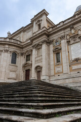Obraz premium The image showcases the majestic facade of Basilica di Santa Maria Maggiore in Rome, Italy, highlighting its impressive architecture and intricate details.