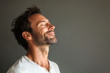 Obraz premium a close up of a smiling man's face
