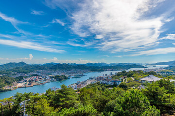 Obraz premium 千光寺公園からの眺め。尾道水道と尾道の町並み(広島県尾道市)