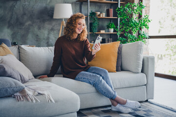Obraz premium Photo of adorable lovely cute woman dressed stylish clothes read social media post gadget weekend house home indoors