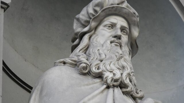 Statue of Leonardo Davinci in the niches of the Uffizi Gallery colonnade, Florence, Italy.