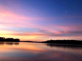 Obraz premium First star of the night at sunset on the lake