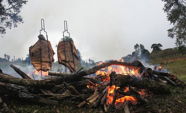 Fogo de ch&atilde;o, churrasco t&iacute;pico do sul do Brasil, costela bovina assada na brasa ao ar livre.