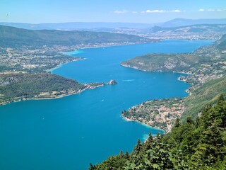 Fototapeta premium Vue aérienne sur le lac d'Annecy en été par temps ensoleillé