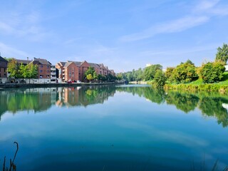 Obraz premium Place du quai du rivage, le long de la rivière par temps clair et ciel bleu