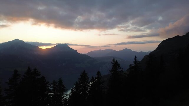Oranger Sonnenuntergang spiegelt sich im Vierwaldst&auml;ttersee