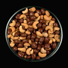 Geschmaksgegensätze. Gesalzene Cashewkerne und Erdnüsse im Schokomantel.