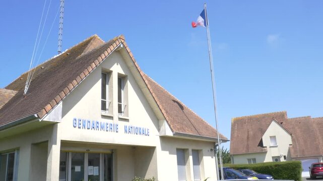 Drapeau fran&ccedil;ais devant une brigade de Gendarmerie Nationale