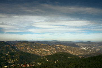 Pueblo entre de montañas