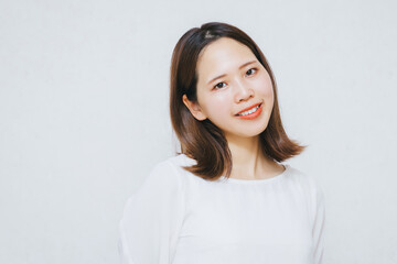 笑顔で綺麗な女性がこちらを見る
beautiful woman with a smile