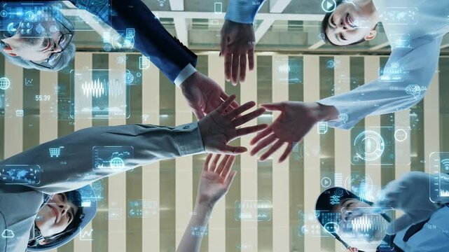 円陣を組む様々な職業のグループとデジタルテクノロジー