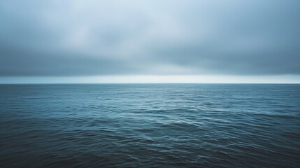 Obraz premium Calm weather over ocean under cloudy skies