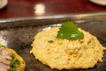 美味しそうな大阪名物お好み焼きとねぎ焼き
