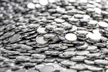 敷き詰められた大量の銀コイン