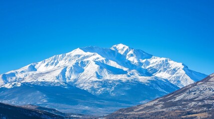 Obraz premium Snow-Capped Mountain Range Under Clear Blue Sky