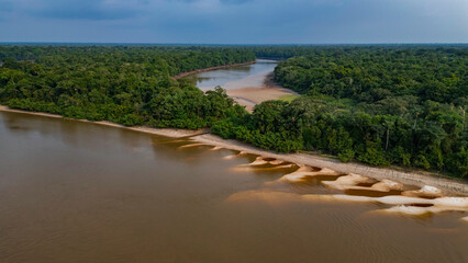 Obraz premium NANAY RIVER IN THE PERUVIAN AMAZON DURING THE DRY SEASON OF THE RIVERS, AMAZONIAN BEACHES IN THE JUNGLE AND DROUGHT OF THE RIVERS, CONSEQUENCE OF THE DROUGHT OF THE RIVERS IN THE AMAZON