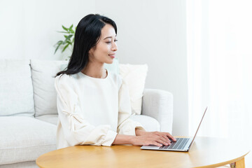 パソコン作業をする女性