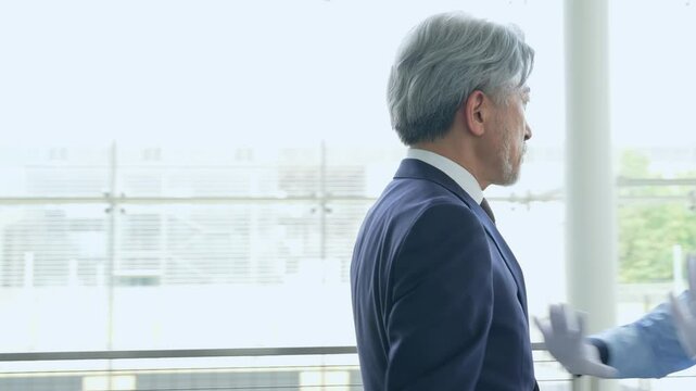 警備員に止められるミドル男性