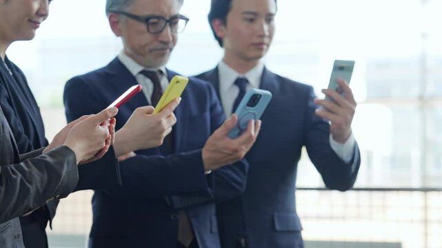 スマホを使うビジネスパーソンのグループ