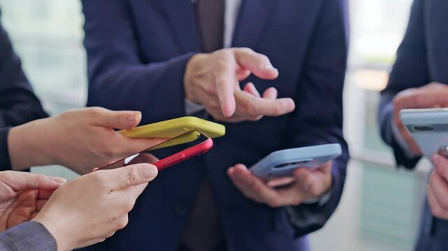 スマホを使うビジネスパーソンのグループ