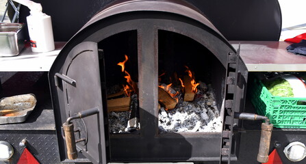 Holzkohleofen auf einem Fest