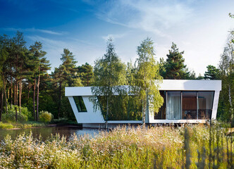 Einfamilienhaus, Flachbauweise mit Wasser