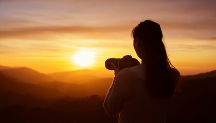 夕陽を望むカメラを持つカメラマン