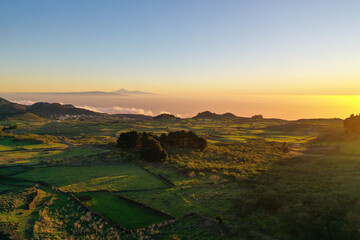 Impresionante vista del amanecer con el volc&aacute;n del Teide y la Gomera en el horizonte sobre la islas canarias, El Hierro destino de  viaje Espa&ntilde;a  Oc&eacute;ano Atl&aacute;ntico