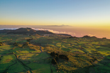 Impresionante vista del amanecer con el volcán del Teide y la Gomera en el horizonte sobre la...