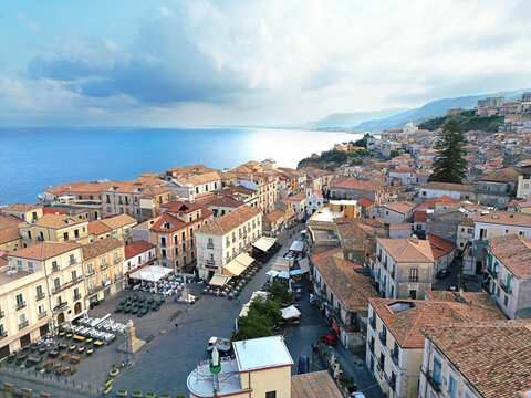 Vista panoramica del paese di Pizzo Calabro. Questo piccolo borgo medievale in provincia di Vibo Valentia, &egrave; uno dei borghi pi&ugrave; belli della Calabria, Italy.