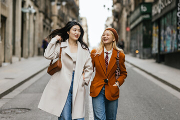 Naklejka premium Two friends walking and having fun on a city trip in barcelona