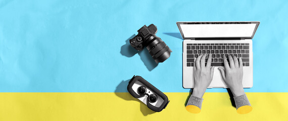 Laptop computer with a SLR camera and VR from above