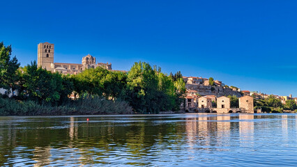 Fototapeta premium Zamora seen form Douro riverside, Zamora province, Spain