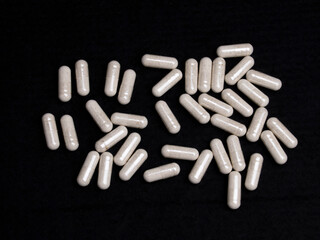 Capsulas sobre fondo negro