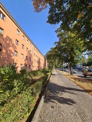 eine Wohngegend mit grüner Umgebung in Berlin Treptow