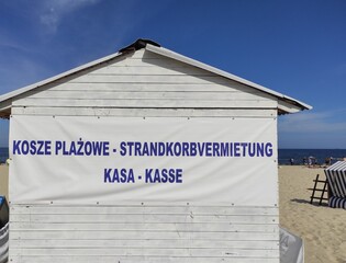 Hütte mit Aufschrift strandkorbvermietung in deutsch und polnisch an der Ostsee auf der Insel Usedom, Deutschland. Europa.