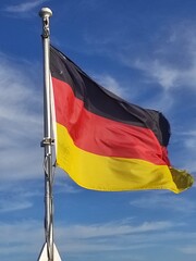 Schwarz rot gold, die deutsche Flagge weht im Wind 