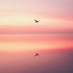 朝焼けが差し込む静かな湖