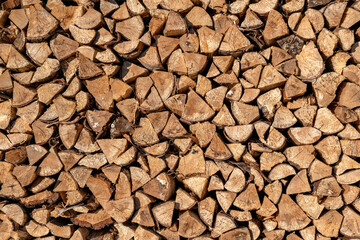 Gestapeltes Brennholz als rustikaler Hintergrund