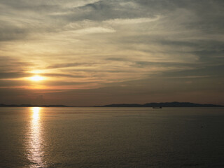 夕陽の落ちる海