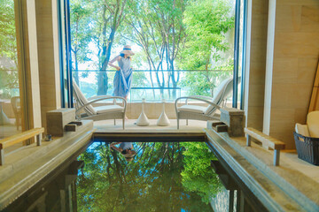 客室露天風呂付の部屋を楽しむ女性