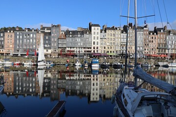 Port de plaisance dans le vieux bassin, ville de Honfleur, d&eacute;partement du Calvados, France