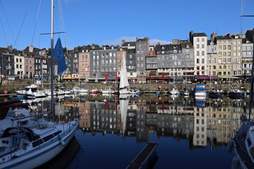 Port de plaisance dans le vieux bassin, ville de Honfleur, département du Calvados, France
