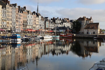 Fototapeta premium Port de plaisance dans le vieux bassin, ville de Honfleur, département du Calvados, France